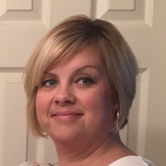 Meet your Posher, Nicole - Picture 2 of 2